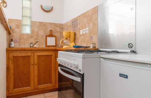 Cazilhac Casa | Holiday Home 'Le Tinou' with Private Garden and Wi-Fi