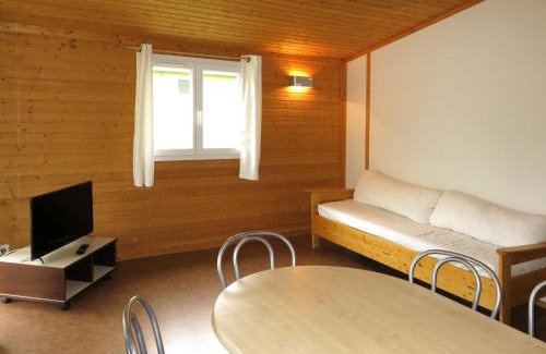 Beynat Casa | Holiday Home Les Hameaux de Miel-Chalet 6 pers- by Interhome