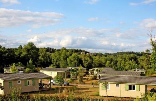 Beynat Casa | Holiday Home Les Hameaux de Miel-Chalet 6 pers- by Interhome