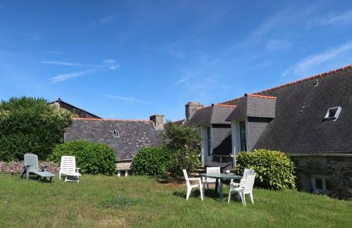 Plozevet Casa | Holiday Home Les Hortensias - PZV107 by Interhome
