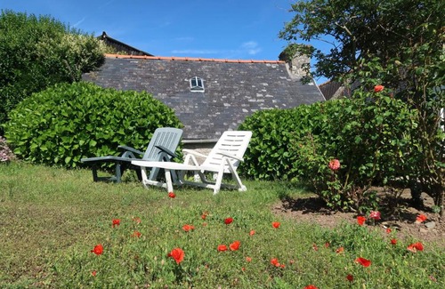 Plozevet Casa | Holiday Home Les Hortensias - PZV107 by Interhome