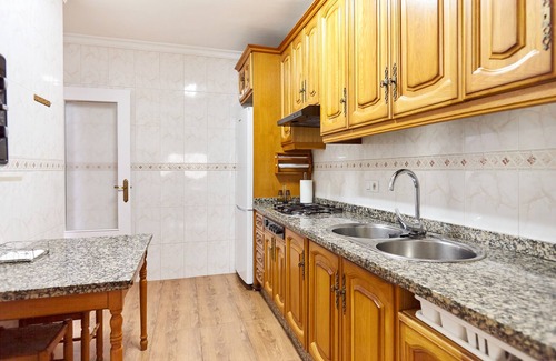 Baena Casa | Casa de vacaciones 'López' con terraza privada, Wi-Fi y aire acondicionado