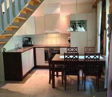 Akaslompolo Apartamento | Holiday Home Lumikieppi