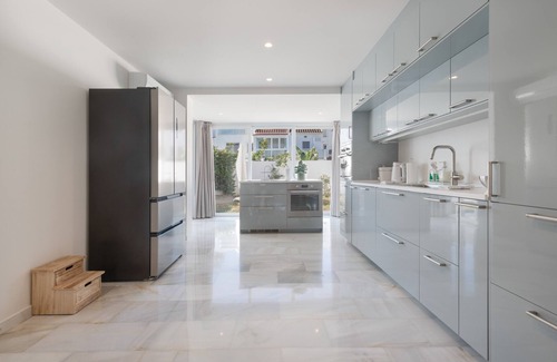 Guadalmar Villa | Casa Vacacional 'Lujosa y Moderna para Familias' con Terraza Privada, Wi-Fi y Aire Acondicionado