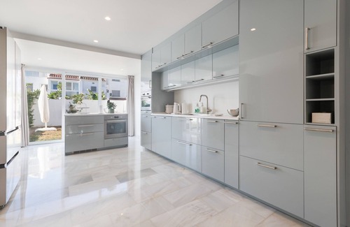 Guadalmar Villa | Casa Vacacional 'Lujosa y Moderna para Familias' con Terraza Privada, Wi-Fi y Aire Acondicionado