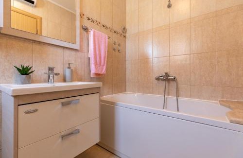 Slatine Casa | Holiday Home Lydia