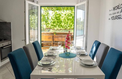 Primorski Dolac Casa | Holiday Home Mendula