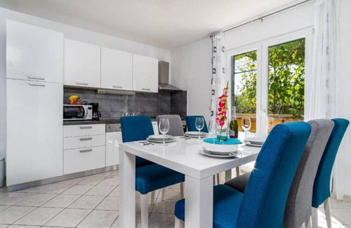 Primorski Dolac Casa | Holiday Home Mendula