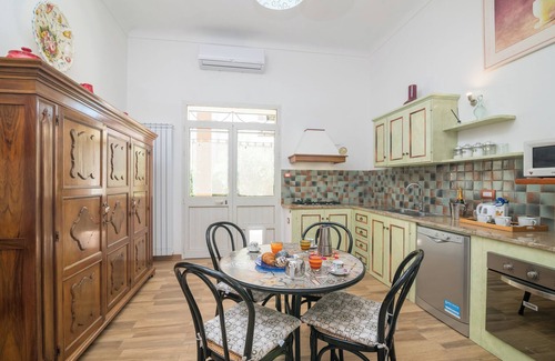 La Maddalena Casa | Casa de vacaciones 'Maison Chloe' cerca de la playa con terraza, jardín y Wi-Fi