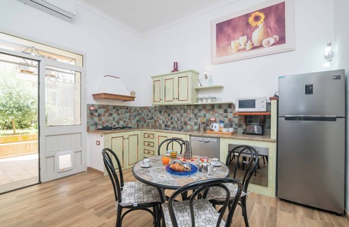 La Maddalena Casa | Casa de vacaciones 'Maison Chloe' cerca de la playa con terraza, jardín y Wi-Fi
