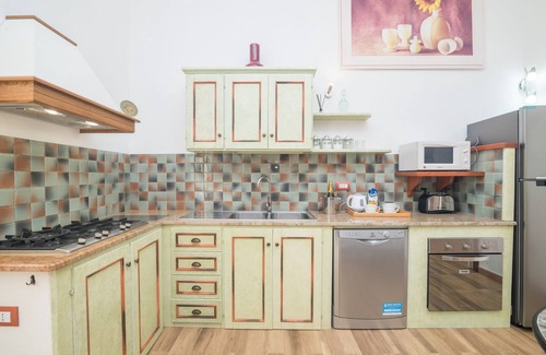 La Maddalena Casa | Casa de vacaciones 'Maison Chloe' cerca de la playa con terraza, jardín y Wi-Fi