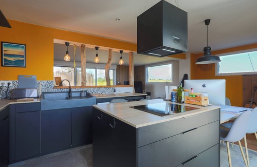 Langueux Casa | Casa de vacaciones 'Maison De Charme Vue Mer Et Jacuzzy' con jardín privado y Wi-Fi