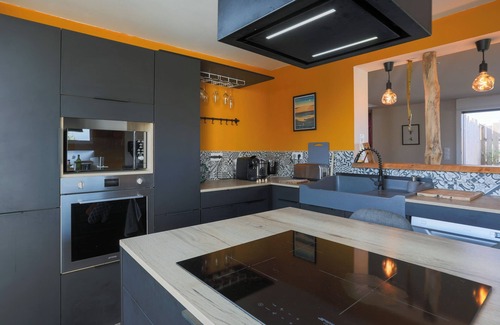 Langueux Casa | Casa de vacaciones 'Maison De Charme Vue Mer Et Jacuzzy' con jardín privado y Wi-Fi