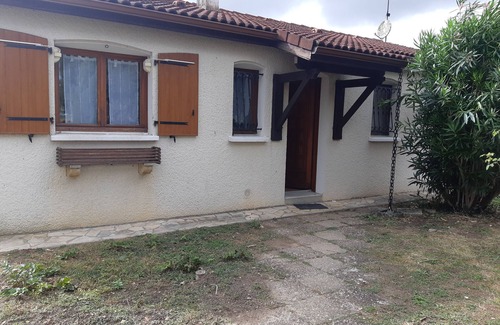Saintes Casa | Holiday Home 'Maison De Famille' with Private Terrace and Private Garden