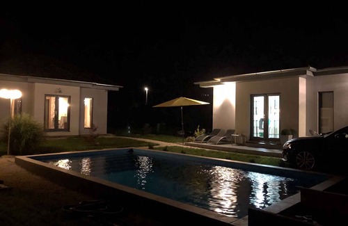 Abrahamhegy Casa | Casa vacacional amueblado de forma moderna con piscina, lavadora y lavavajillas