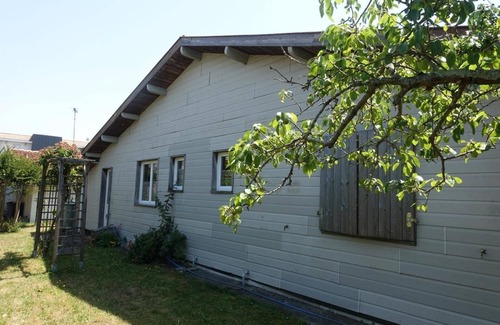 La Teste-de-Buch Casa | Holiday Home Near the Center with Shared Pool and Private Terrace