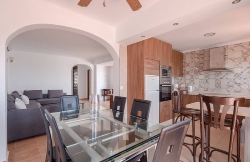 Nerja Casa | Casa "Nerja Capistrano Villa" con vistas al mar, Wi-Fi, jardín, terraza y piscina compartida