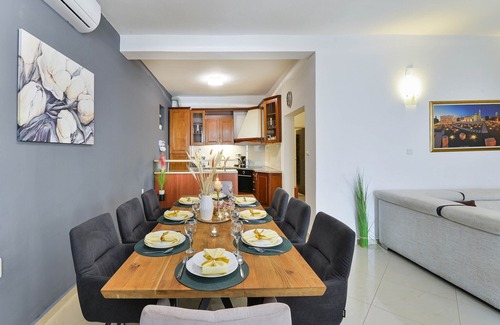 Galovac Casa | Holiday Home Noa - Four Bedroom Holiday Home with Swimming Pool