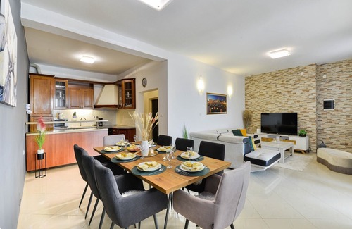 Galovac Casa | Holiday Home Noa - Four Bedroom Holiday Home with Swimming Pool
