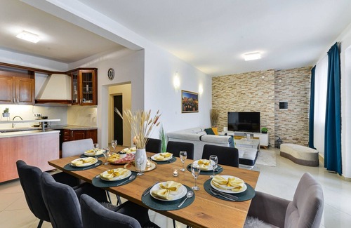Galovac Casa | Holiday Home Noa - Four Bedroom Holiday Home with Swimming Pool
