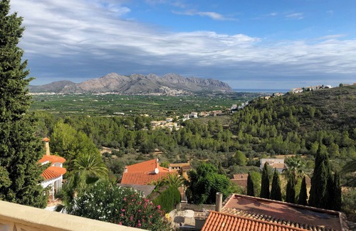 Orba Casa | Casa de vacaciones con espectaculares vistas lejanas de las montañas y el mar.