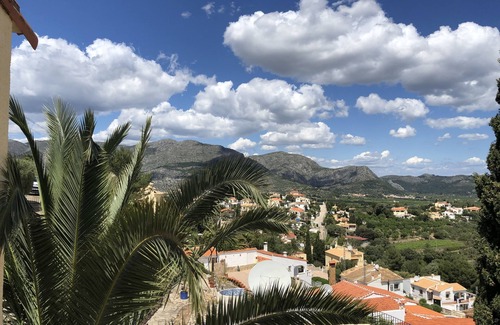 Orba Casa | Casa de vacaciones con espectaculares vistas lejanas de las montañas y el mar.