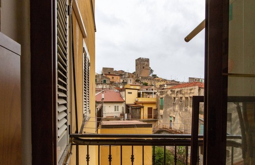 Brolo Casa | Holiday Home 'Olga Bnb' with Balcony and Wi-Fi