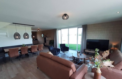 Leons Casa | Villa moderna en las aguas de Frisia con balandra (de pago)