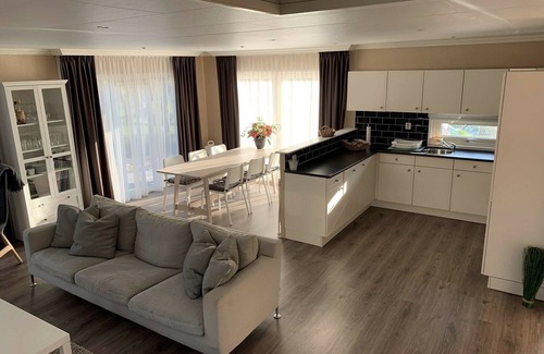 Lathum Casa | Holiday Home on the Recreational Lake