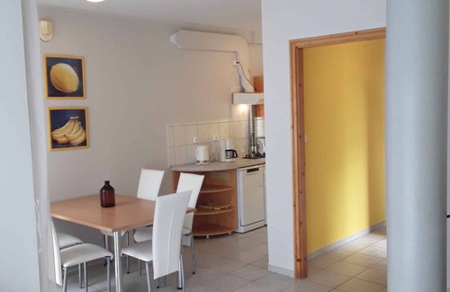Szantod Casa | Casa vacacional a solo 80 m de la playa privada, con un pequeño bote y aire acondicionado