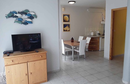 Szantod Casa | Casa vacacional a solo 80 m de la playa privada, con un pequeño bote y aire acondicionado