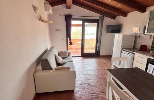Baia Caddinas Casa | Casa de vacaciones 'Orizzonti 32' con vistas al mar y terraza privada