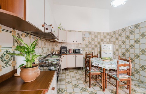 Marsala Casa | Casa Vacanze 'Pino' con Vista al Mar y Aire Acondicionado