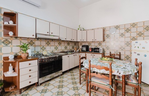 Marsala Casa | Casa Vacanze 'Pino' con Vista al Mar y Aire Acondicionado