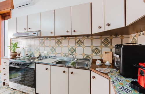 Marsala Casa | Casa Vacanze 'Pino' con Vista al Mar y Aire Acondicionado