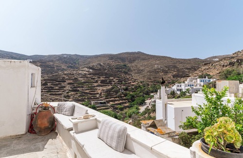 Megas Yialos-Nites Casa | Casa de vacaciones 'Platia Tinos Cycladic Cottage' con vistas a la montaña, terraza privada y balcón