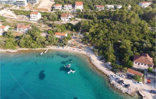 Cove Tri Zala (Zrnovo) Casa | Holiday Home Podgomilje Bb Ii