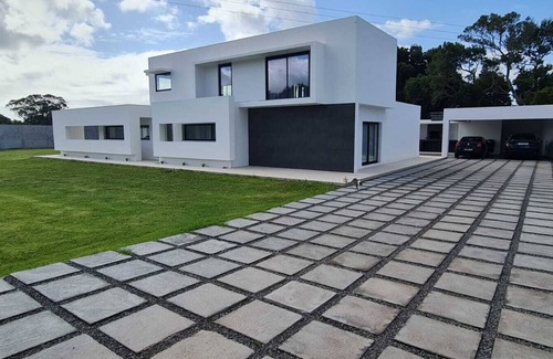 Angra do Heroismo Apartamento | Casa de vacaciones 'Bella Casa' con vistas a la montaña, piscina y aire acondicionado