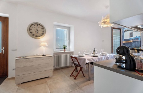 Comero Casa | Casa de vacaciones 'Residenza Jasmine Grey Apartment' con jardín privado y Wi-Fi