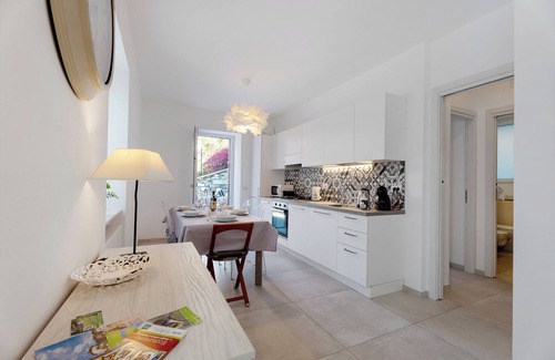 Comero Casa | Casa de vacaciones 'Residenza Jasmine Grey Apartment' con jardín privado y Wi-Fi
