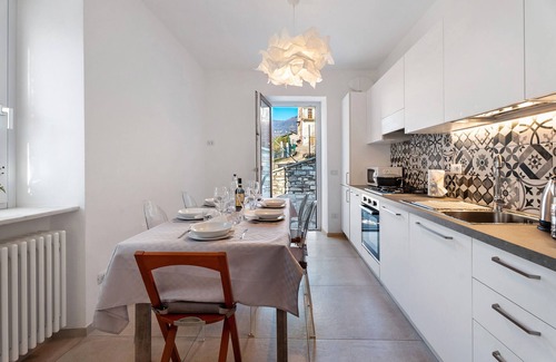 Comero Casa | Casa de vacaciones 'Residenza Jasmine Grey Apartment' con jardín privado y Wi-Fi