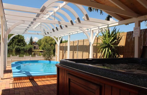 Bekesszentandras Casa | Casa vacacional justo en el río con piscina