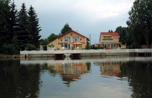 Bekesszentandras Casa | Casa vacacional justo en el río con piscina