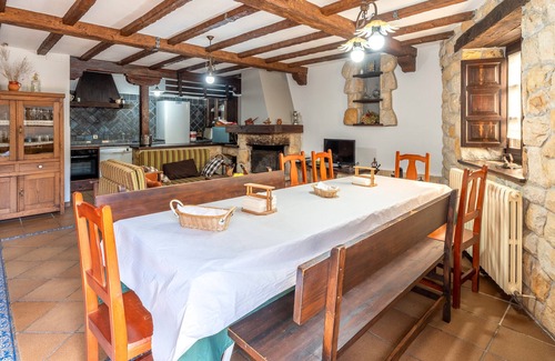 Villamayor Casa | Casa de vacaciones 'Rodiles De Matisón' con vistas a la montaña, piscina privada y Wi-Fi