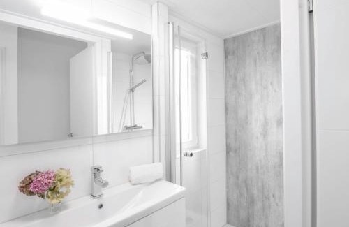 Wemeldinge Casa | Holiday Home Ruisweg 55 by Interhome