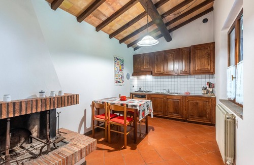 Montieri Apartamento | Casa de vacaciones 'San Michele - Casa Rosa' con vistas a la montaña, piscina compartida y Wi-Fi