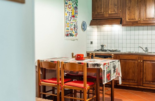 Montieri Apartamento | Casa de vacaciones 'San Michele - Casa Rosa' con vistas a la montaña, piscina compartida y Wi-Fi