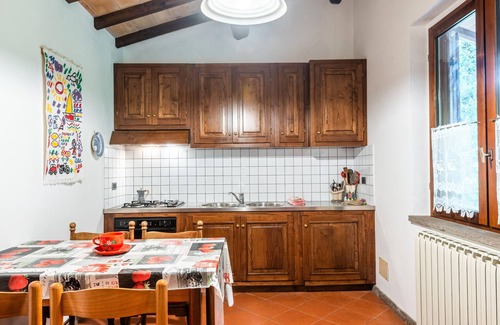 Montieri Apartamento | Casa de vacaciones 'San Michele - Casa Rosa' con vistas a la montaña, piscina compartida y Wi-Fi