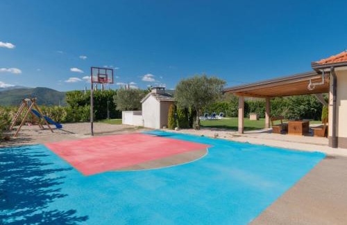 Knezovici Casa | Holiday Home Six Brothers by Interhome