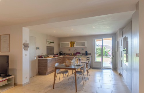 Saint-Privat Casa | Casa de vacaciones "Logement Spacieux Agréable" con vistas a la montaña, piscina privada y Wi-Fi